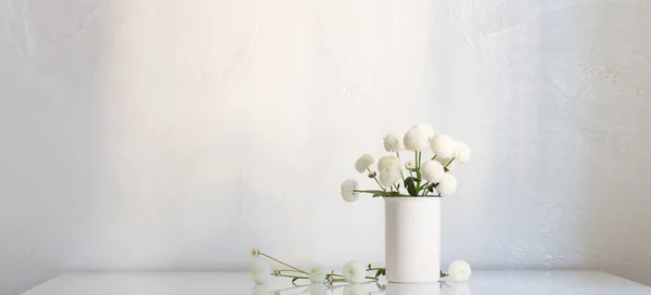 Crisantemos Blancos Jarrón Sobre Fondo Blanco —  Fotos de Stock