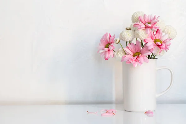 Białe Różowe Chryzantemy Kielichu Vintage Białym Tle — Zdjęcie stockowe
