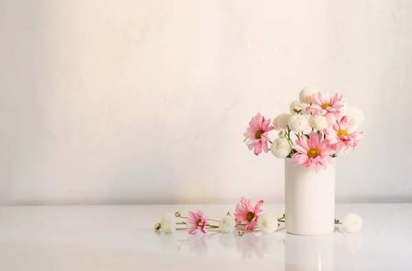 Bílá Růžová Chryzantémy Váze Bílém Pozadí — Stock fotografie