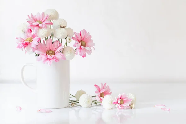 Weiße Und Rosa Chrysanthemen Vintage Tasse Auf Weißem Hintergrund — Stockfoto