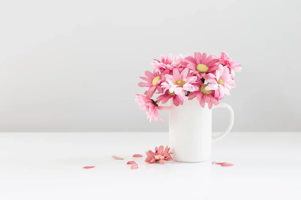 Розовые Хризантемы Белой Чашке Белом Фоне — стоковое фото