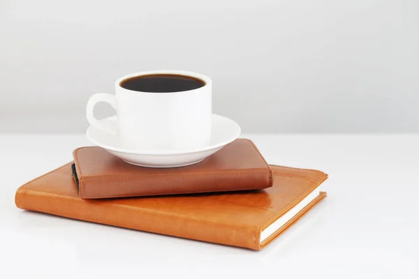 Tazza Moderna Bianca Con Caffè Notebook Marrone Sfondo Bianco — Foto Stock