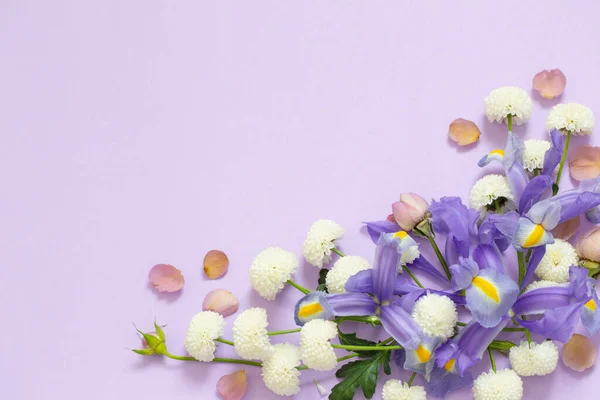 Hermosas Flores Sobre Fondo Papel Púrpura — Foto de Stock