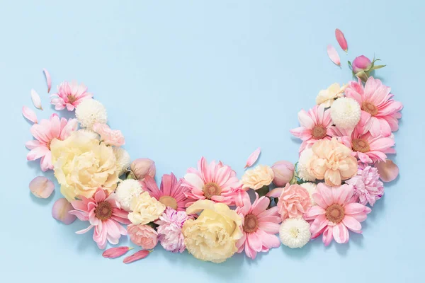 Vackra Blommor Blå Bakgrund — Stockfoto