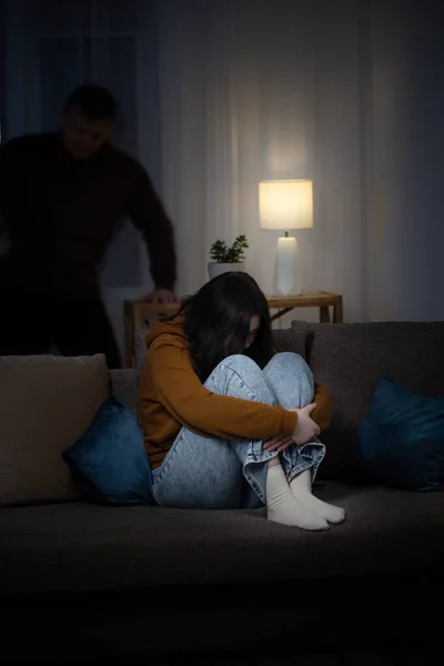 Baba Kızı Akşam Oturma Odasında Aile Sorunları Kavramı — Stok fotoğraf