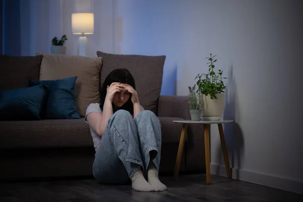 Triste Adolescente Chica Sentado Suelo Casa Por Noche —  Fotos de Stock