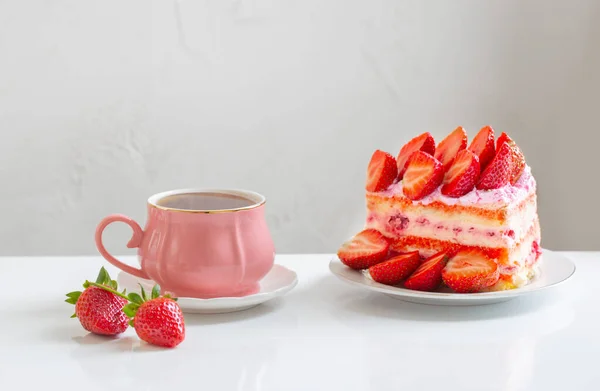 Różowa Filiżanka Kawy Ciasto Truskawkowe Białym Tle — Zdjęcie stockowe