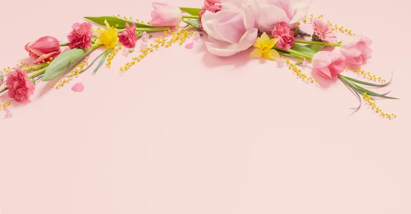 Belles Fleurs Printanières Sur Fond Rose — Photo