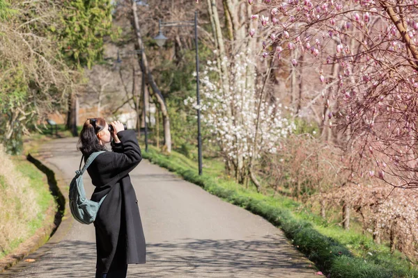 Молода Жінка Біноклем Весняному Парку — стокове фото