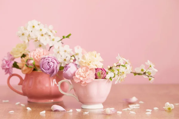 Piękne Wiosenne Kwiaty Dwóch Zabytkowych Filiżanek Różowym Tle — Zdjęcie stockowe