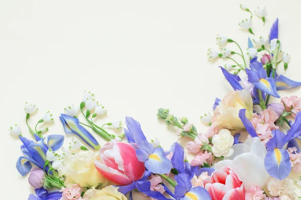 パステルを背景に美しい春の花 — ストック写真