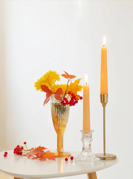 Bouquet Autunnale Vaso Vetro Con Candele Accese Sfondo Bianco — Foto Stock