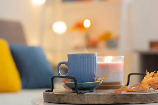 Tasse Kaffee Gemütlichen Interieur Mit Herbstlichem Dekor — Stockfoto