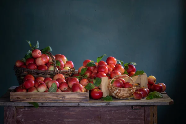 Červená Jablka Starém Dřevěném Stole Pozadí Modrá Zeď — Stock fotografie