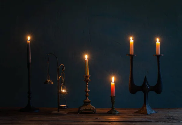 Brennende Kerzen Vintage Kerzenständern Auf Dunklem Hintergrund — Stockfoto