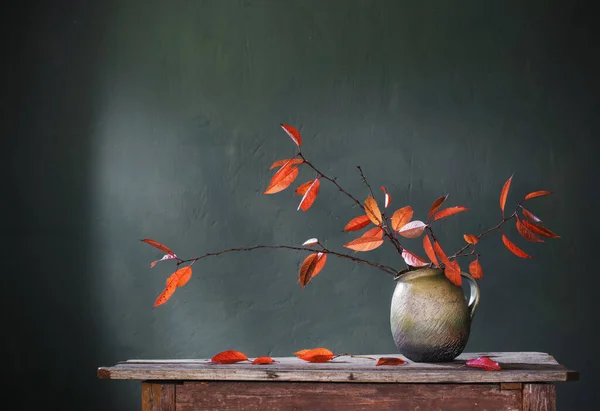 Kırmızı Sonbahar Yaprakları Seramik Sürahi Içinde Eski Ahşap Masa Üzerinde — Stok fotoğraf