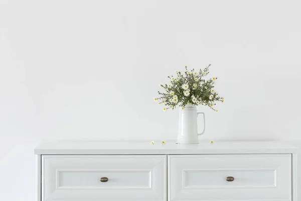 Fleurs Blanches Vase Céramique Blanche Intérieur Blanc — Photo