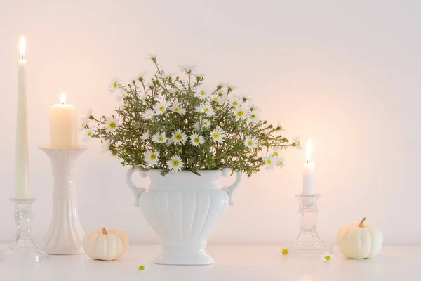 Beyaz Seramik Vazoda Beyaz Çiçekler Yanan Mumlarla Dolu — Stok fotoğraf