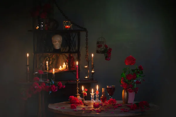 Magiczny Eliksir Czerwonymi Różami Płonące Świece Ciemnym Pokoju — Zdjęcie stockowe