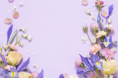 Kağıt arkaplanda güzel bahar çiçekleri