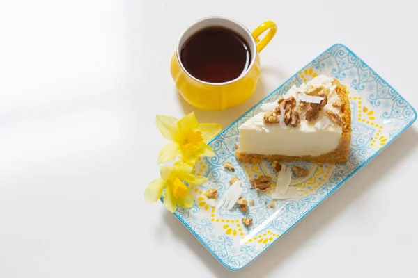 Κίτρινο Φλιτζάνι Καφέ Cheesecake Και Ανοιξιάτικα Λουλούδια Λευκό Τραπέζι — Φωτογραφία Αρχείου