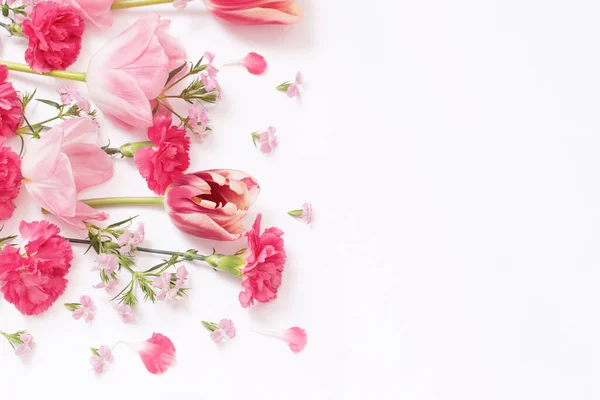 Belles Fleurs Printanières Sur Fond Blanc — Photo