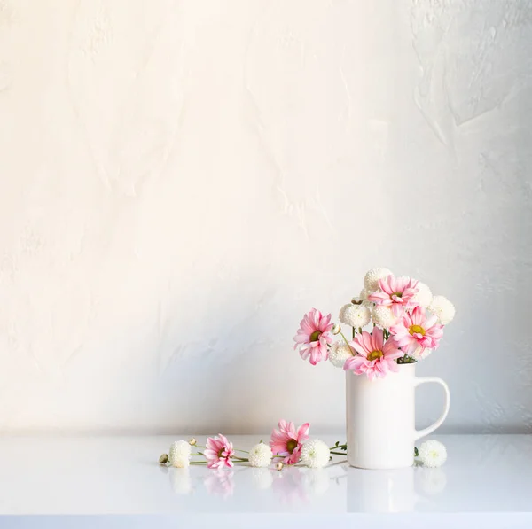 Chrysanthèmes Blancs Roses Coupe Vintage Sur Fond Blanc — Photo