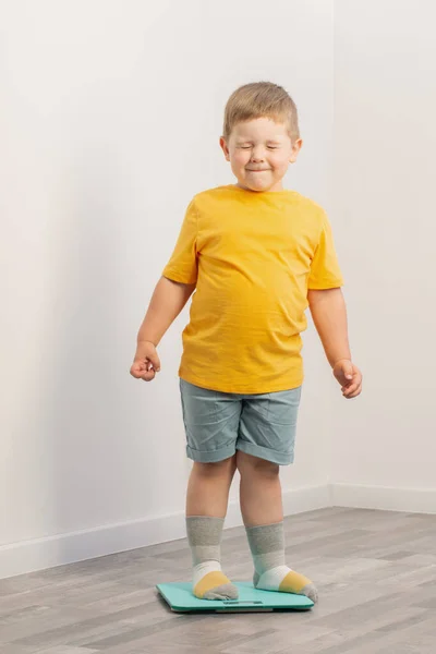 Nadváha Malý Chlapec Váze Doma — Stock fotografie