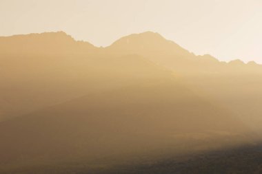 Sabah dağlarda ve güneş ışığında