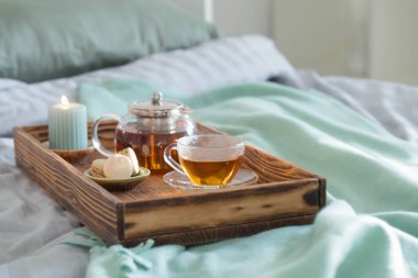 Tahta tepside çay Evdeki yatakta