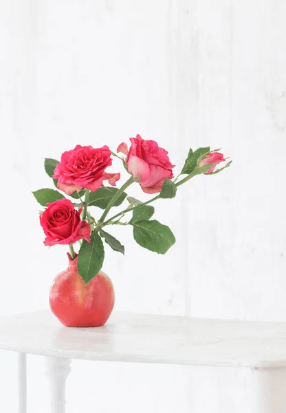 Rose Rosa Vaso Rosa Sfondo Vecchio Muro Bianco — Foto Stock