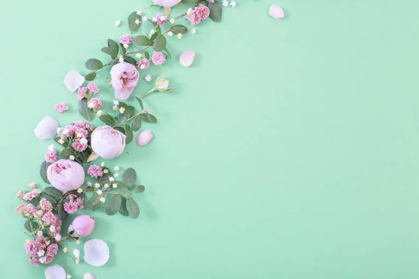Fiori Rosa Foglie Verdi Sfondo Verde — Foto Stock