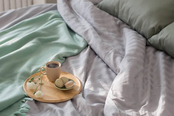 Bir Fincan Kahve Ahşap Tepside Gün Işığında Yatakta — Stok fotoğraf