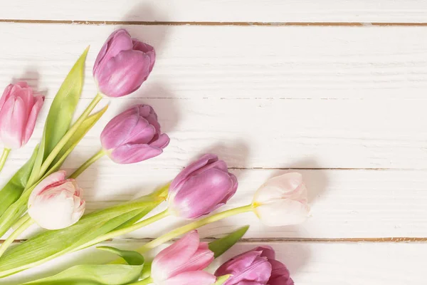 Mooie Tulpen Witte Houten Achtergrond — Stockfoto