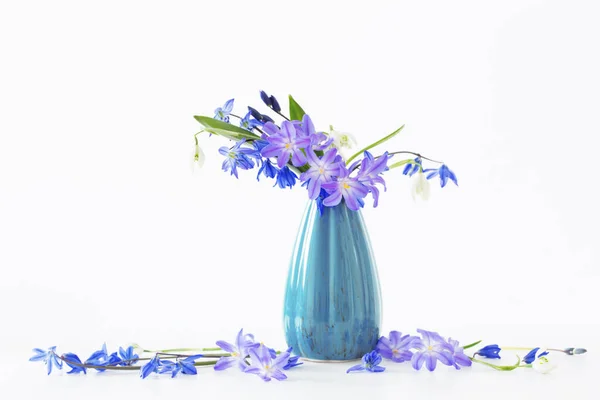 雪落在白色背景的蓝色花瓶里 — 图库照片