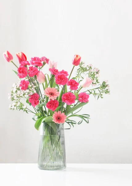 Fiori Rosa Primaverili Vetro Vaso Moderno Sfondo Bianco — Foto Stock