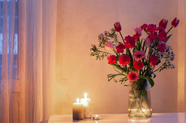 Fiori Rosa Vetro Vaso Moderno Con Candele Ardenti All Interno — Foto Stock