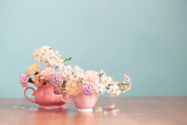 Krásné Jarní Květiny Dvou Pohárech Pastelových Barvách Modrém Pozadí — Stock fotografie