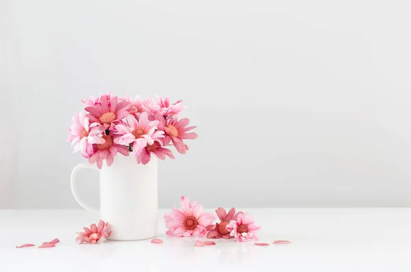 Růžové Chryzantémy Bílém Šálku Bílém Pozadí — Stock fotografie