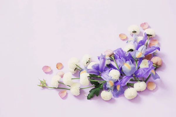 Flores Bonitas Fundo Papel Roxo — Fotografia de Stock