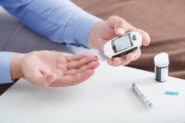Tıp, şeker hastalığı, glycemia, sağlık ve insan kavramı - kadar yakın test çizgili erkek parmak