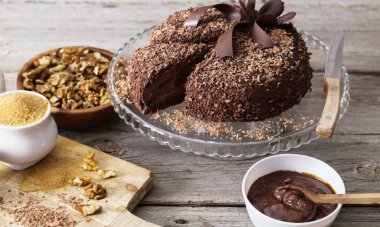 Eski ahşap masa üzerinde çikolatalı kek