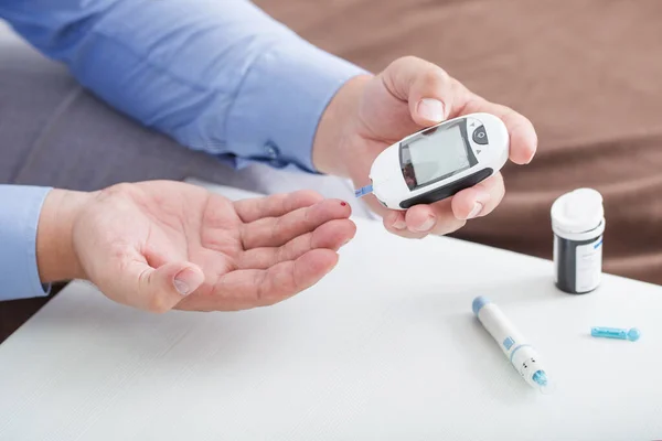 당뇨병 Glycemia 사람들 테스트 스트라이프 손가락의 클로즈업 — 스톡 사진