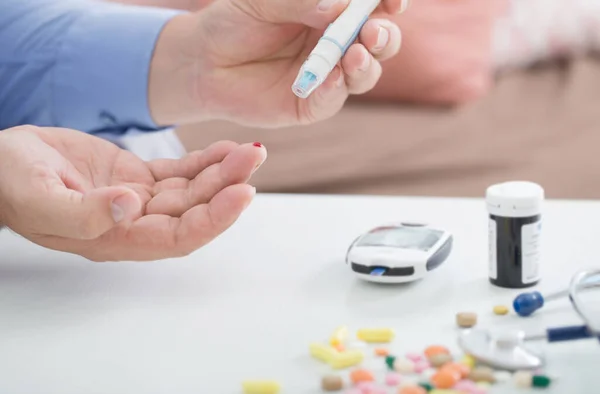 Geneeskunde Diabetes Glycemia Gezondheidszorg Mensen Concept Close Van Mannelijke Vinger — Stockfoto