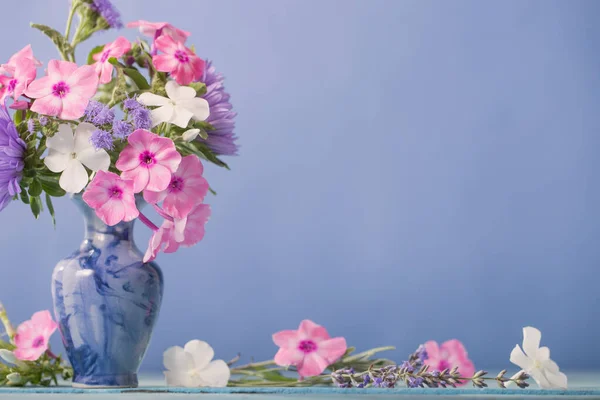 Flores Verano Jarrón Sobre Fondo Azul — Foto de Stock