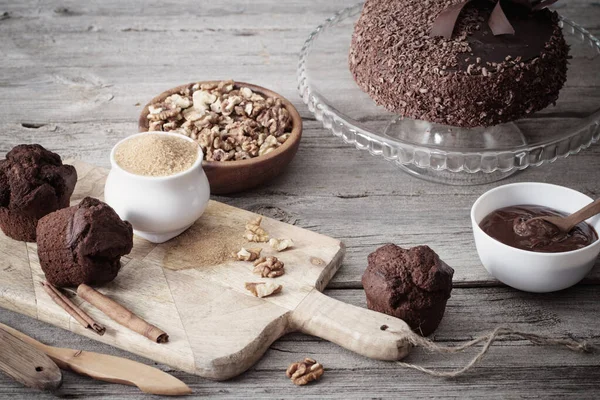 Eski Ahşap Masa Üzerinde Çikolatalı Kek — Stok fotoğraf
