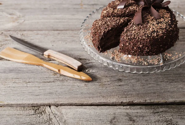Eski Ahşap Masa Üzerinde Çikolatalı Kek — Stok fotoğraf