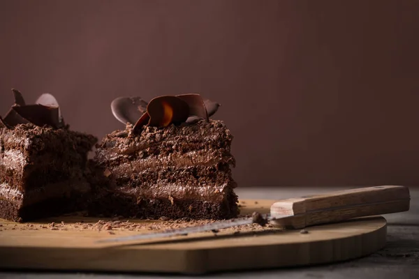 古い木製のテーブルの上のチョコレート ケーキ — ストック写真