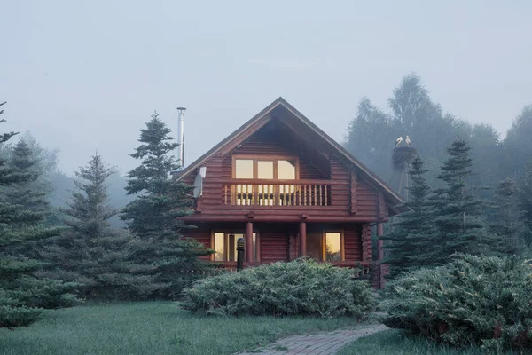 Dřevěný Dům Mezi Stromy Při Východu Slunce Létě — Stock fotografie