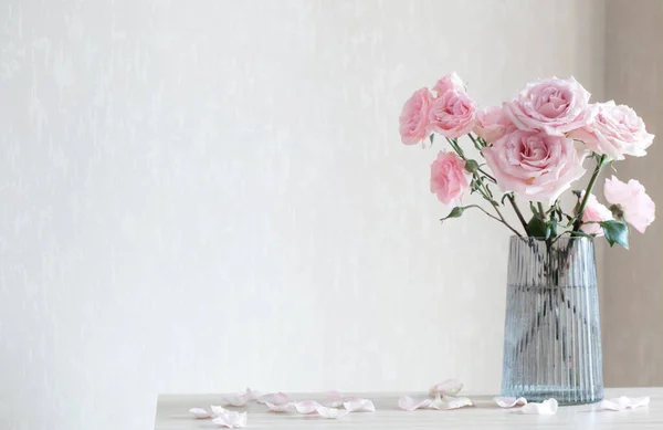 Zátiší Růžovými Růžemi Skleněné Váze — Stock fotografie